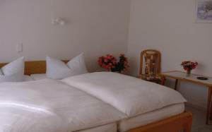 Modern eingerichtetes Zimmer